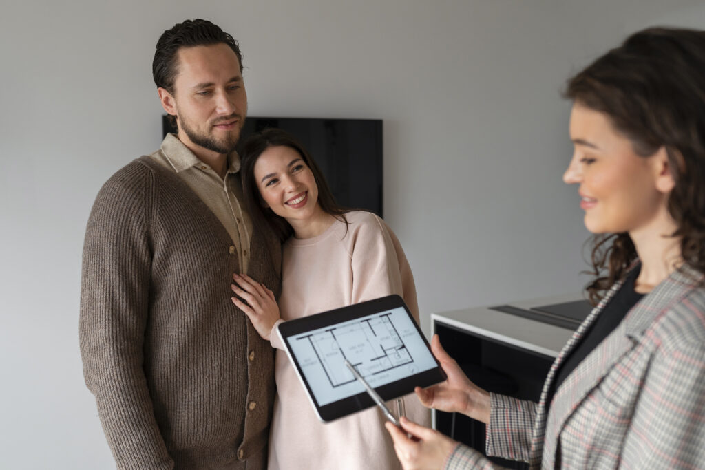 agentes explorando plataformas digitales para agencias inmobiliarias en México en 2025