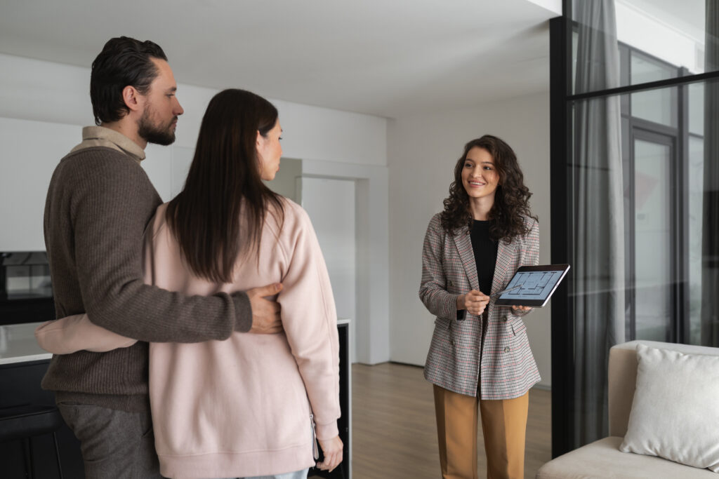 Agente inmobiliario profesional asesorando a cliente en México 2025