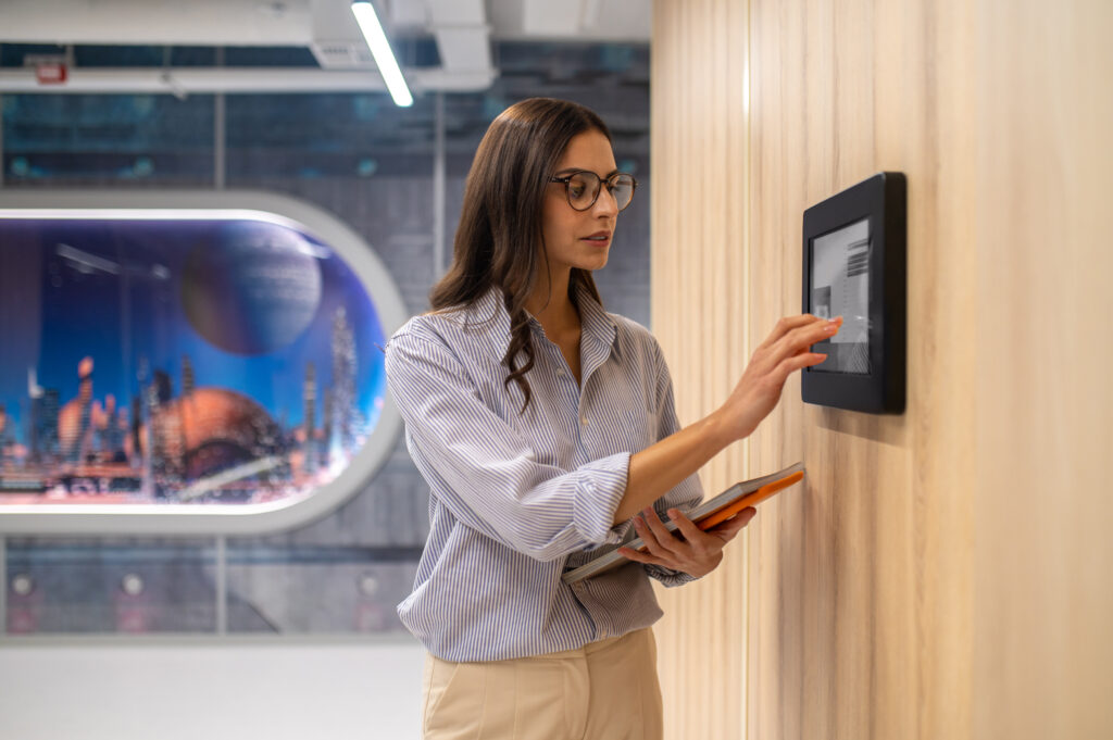Sistema biométrico en micro departamento moderno CDMX 2025